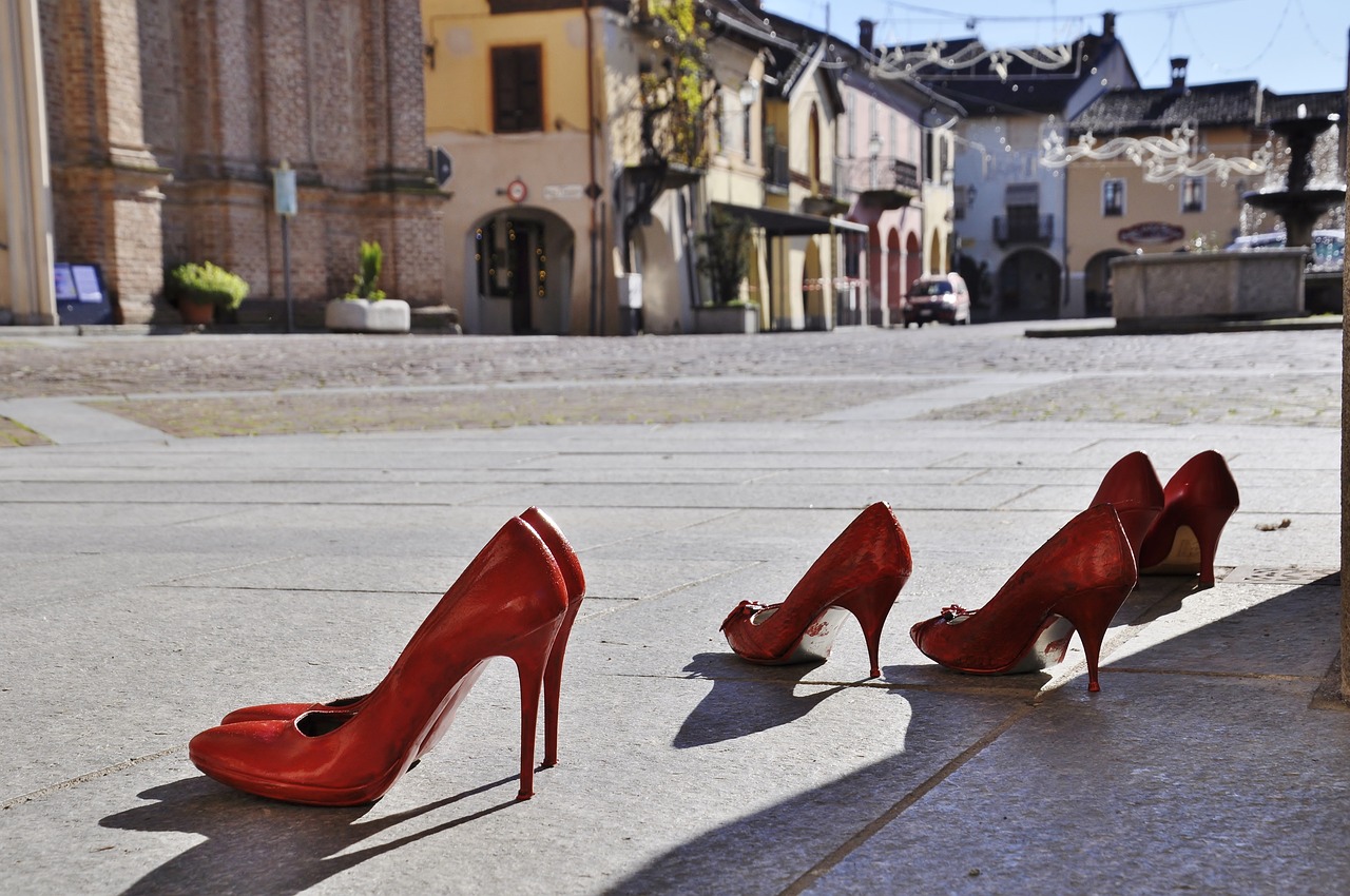 La violenza sulle donne è spesso rappresentata tramite scarpe rosse