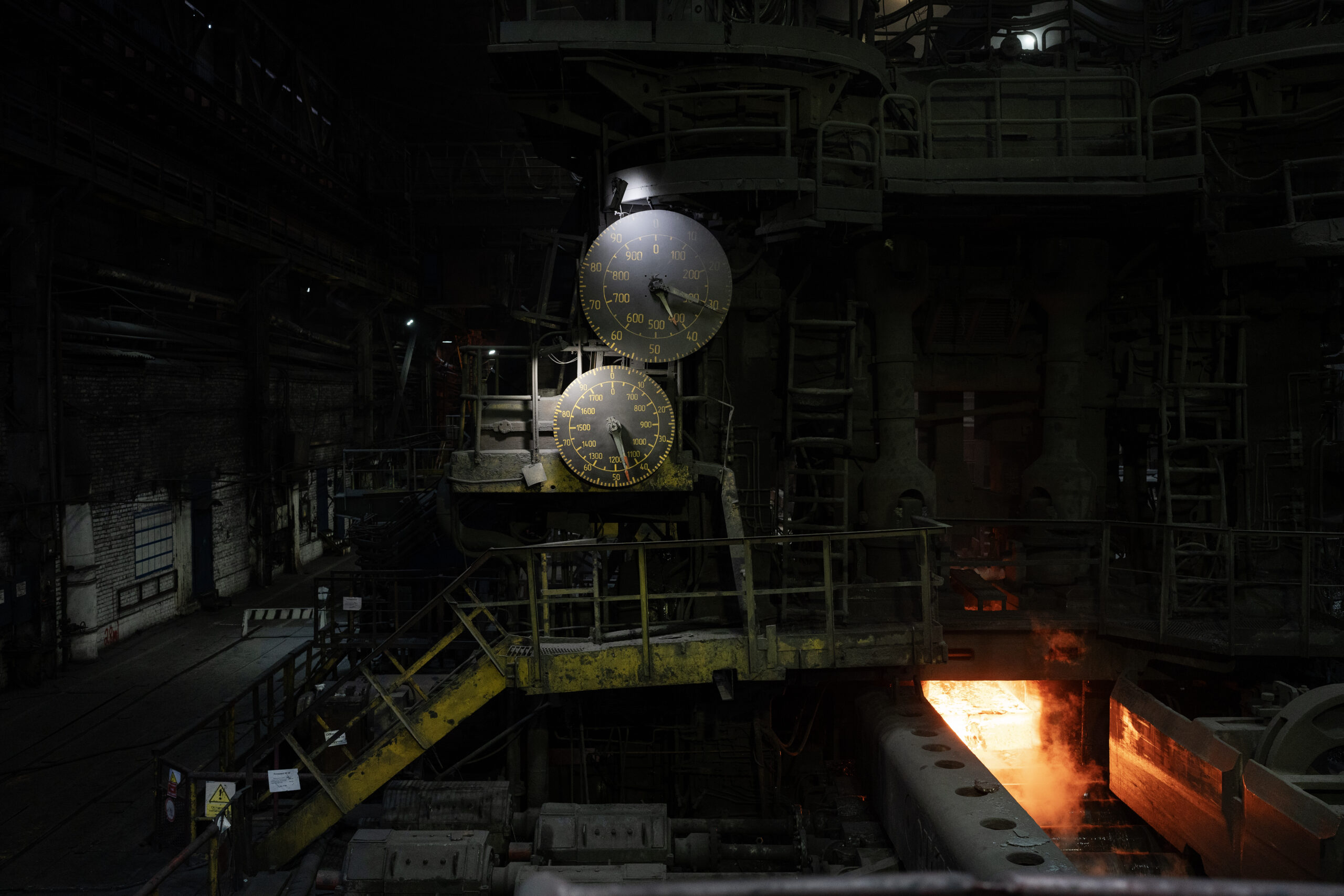 Zaporizhzia, Ucraina - 12 Febbraio 2024 - Stabilimento dell'acciaieria Zaporizhstal del gruppo Metinvest. Nella foto operai al lavoro nel reparto laminazione dell'azienda.
Ph. Giulio Piscitelli