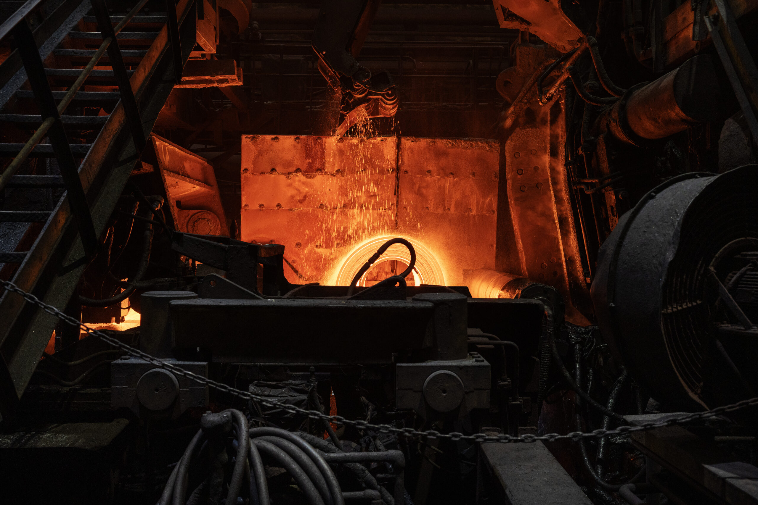 Zaporizhzia, Ucraina - 12 Febbraio 2024 - Stabilimento dell'acciaieria Zaporizhstal del gruppo Metinvest. Nella foto un foglio di ferro laminato viene trasformato in un rotolo dello spessore di 1mm.
Ph.Giulio Piscitelli