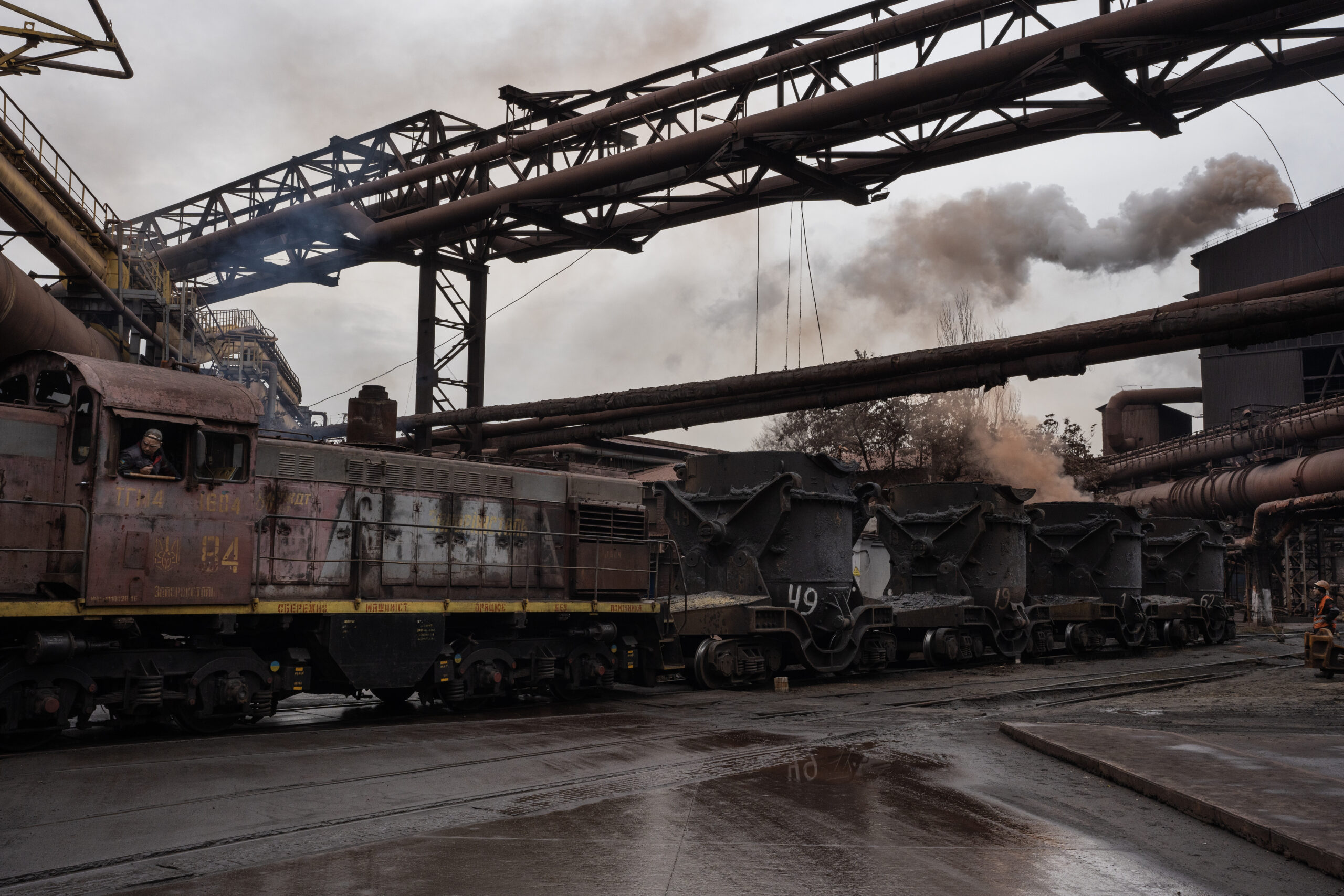 Zaporizhzia, Ucraina - 12 Febbraio 2024 - Stabilimento dell'acciaieria Zaporizhstal del gruppo Metinvest. nella foto un treno trasporta delle siviere con scarti ferrosi.
Ph. Giulio Piscitelli