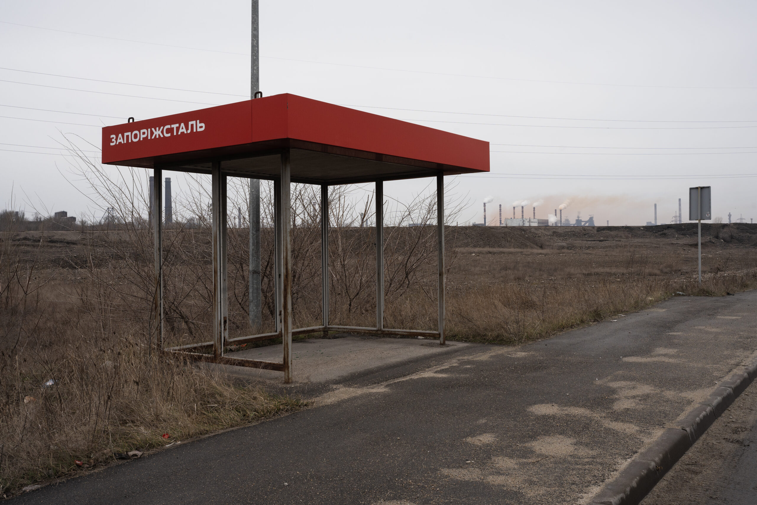 Zaporizhzia, Ucraina - 13 Febbraio 2024 - Stabilimento dell'acciaieria Zaporizhstal del gruppo Metinvest. Veduta esterna dello stabilimento con fermata dell'autobus