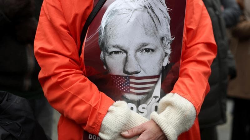 Un manifestante a sostegno di Julian Assange