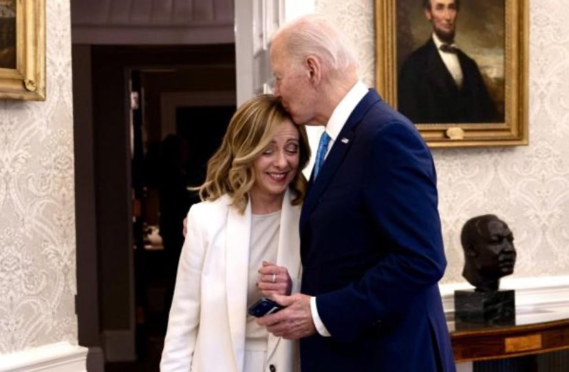 Vertice Meloni-Biden: il bacio in testa
