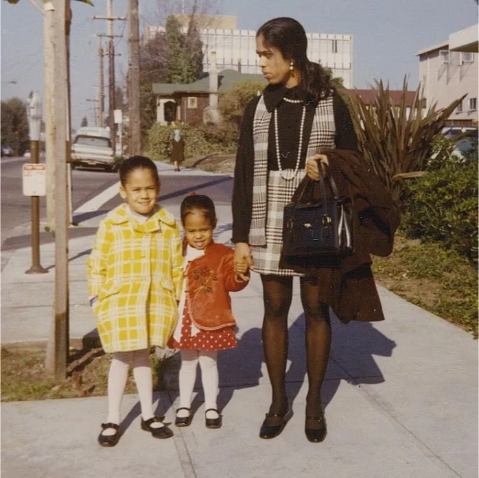 Una foto che ritrae Kamala Harris bambina assieme alla madre, la dottoressa di origini indiane Shyamala Gopalan Harris