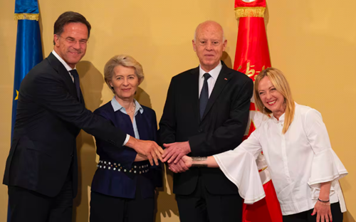 La premier italiana Giorgia Meloni con la presidente della Commissione Ue Ursula von der Leyen, il primo ministro olandese Mark Rutte e il presidente tunisino Kais Saied. Fonte: Ansa